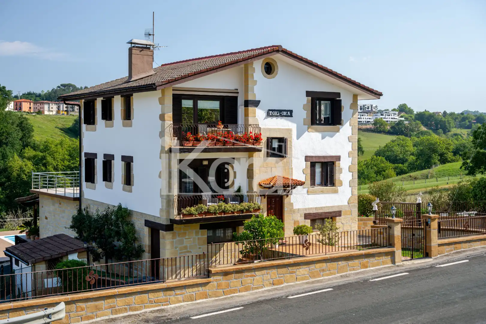 Vista exterior de Casa o xalet en venda en Lasarte-Oria amb Calefacció, Jardí privat i Parquet