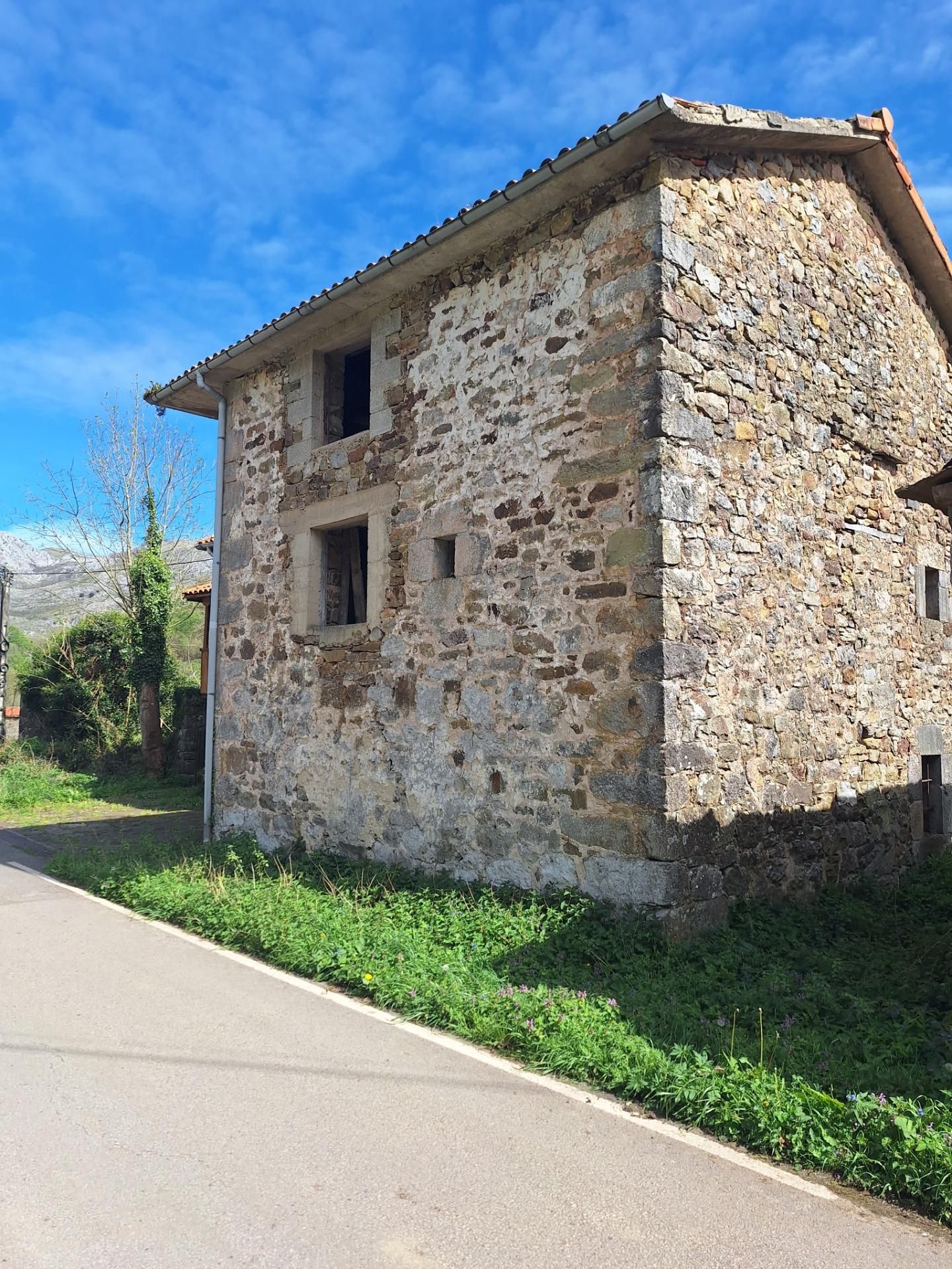 Vista exterior de Casa o xalet en venda en San Roque de Riomiera amb Balcó