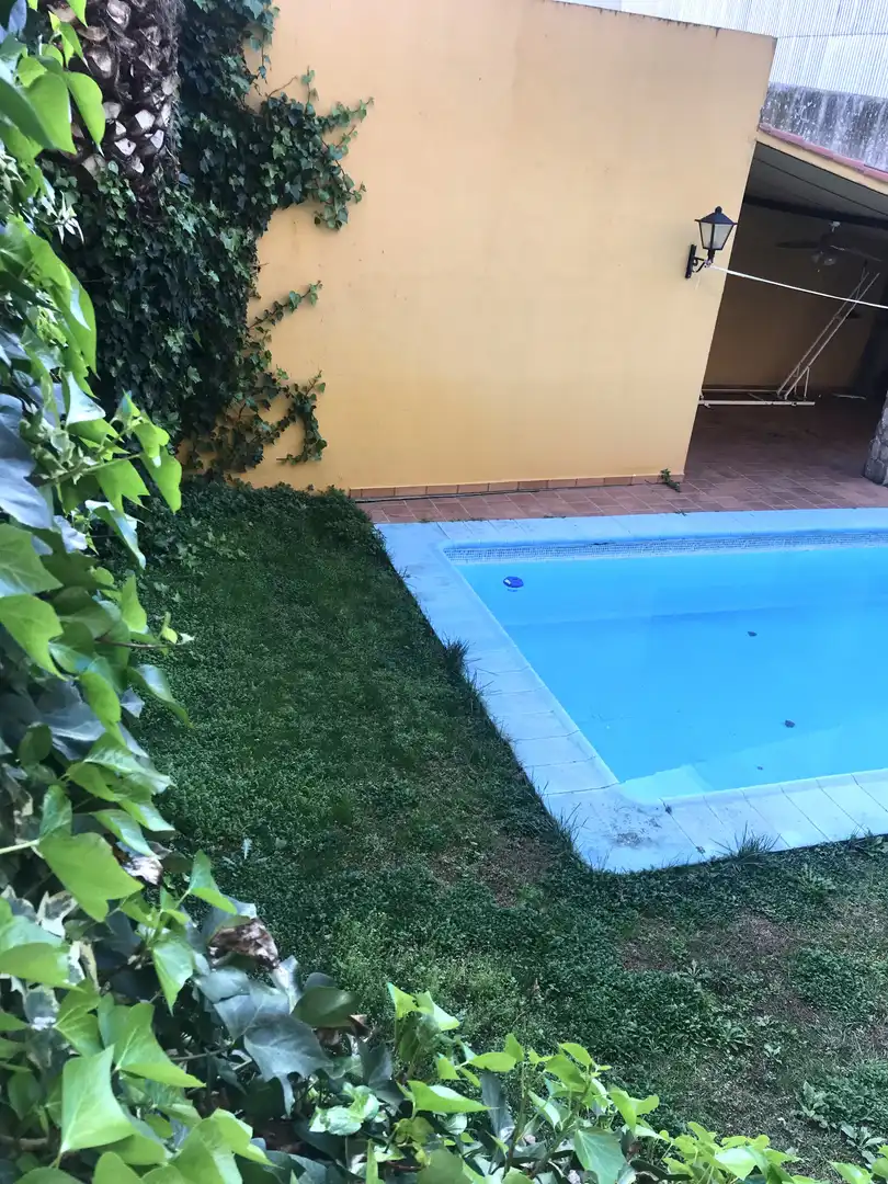 Piscina de Casa adosada en venta en Plasencia con Aire acondicionado, Calefacción y Jardín privado