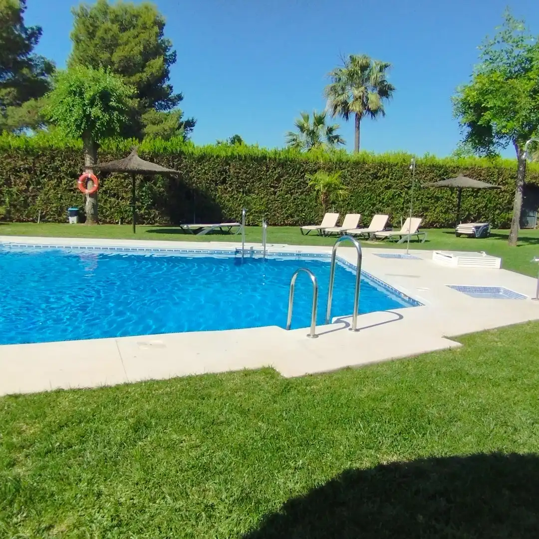 Piscina de Casa adosada en venta en Valencina de la Concepción con Aire acondicionado, Trastero y Piscina comunitaria