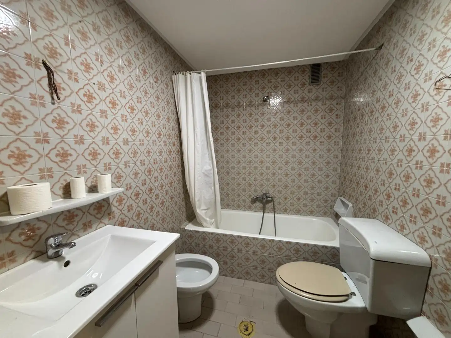 Baño de Piso para compartir en Granada con Calefacción y Amueblado