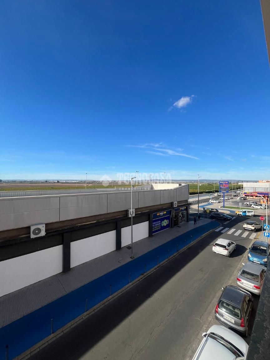 Vista exterior de Pis en venda en La Rinconada amb Aire condicionat i Moblat