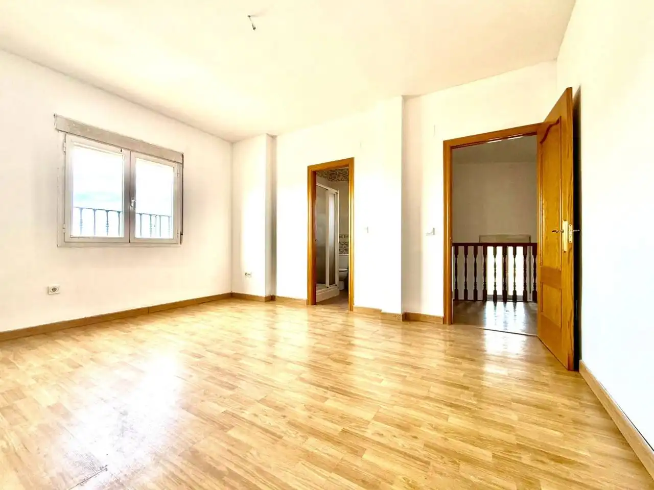 Habitación de Casa adosada en venta en Miguel Esteban con Alarma y Piscina comunitaria