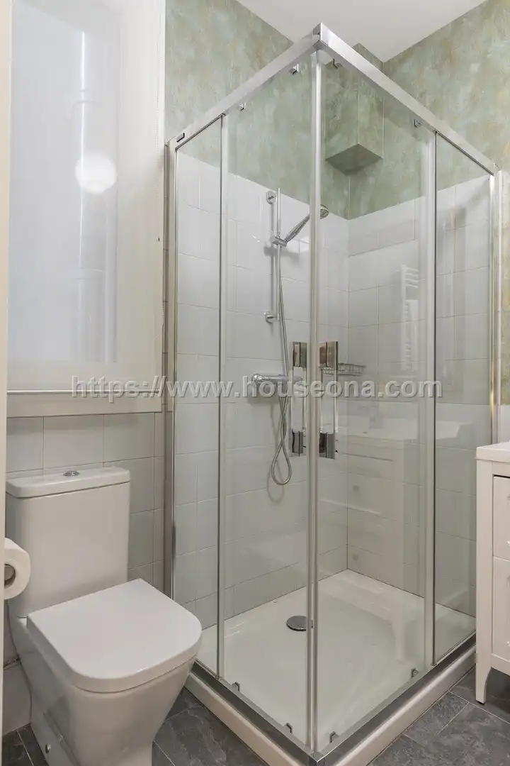 Bathroom of Flat for rent in Bilbao 