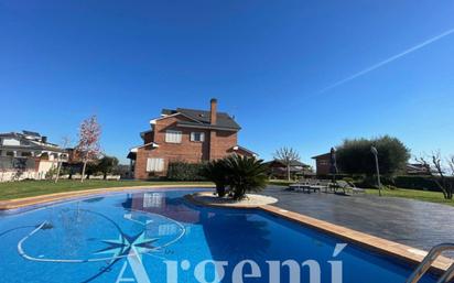 Exterior view of House or chalet for sale in Palau-solità i Plegamans  with Air Conditioner, Terrace and Swimming Pool