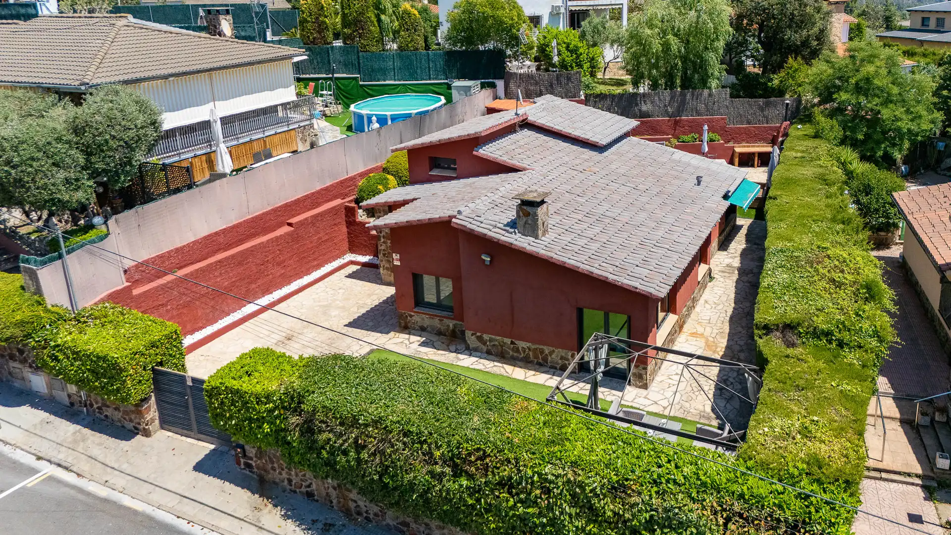 Vista exterior de Casa o xalet en venda en Castellar del Vallès amb Aire condicionat, Calefacció i Jardí privat