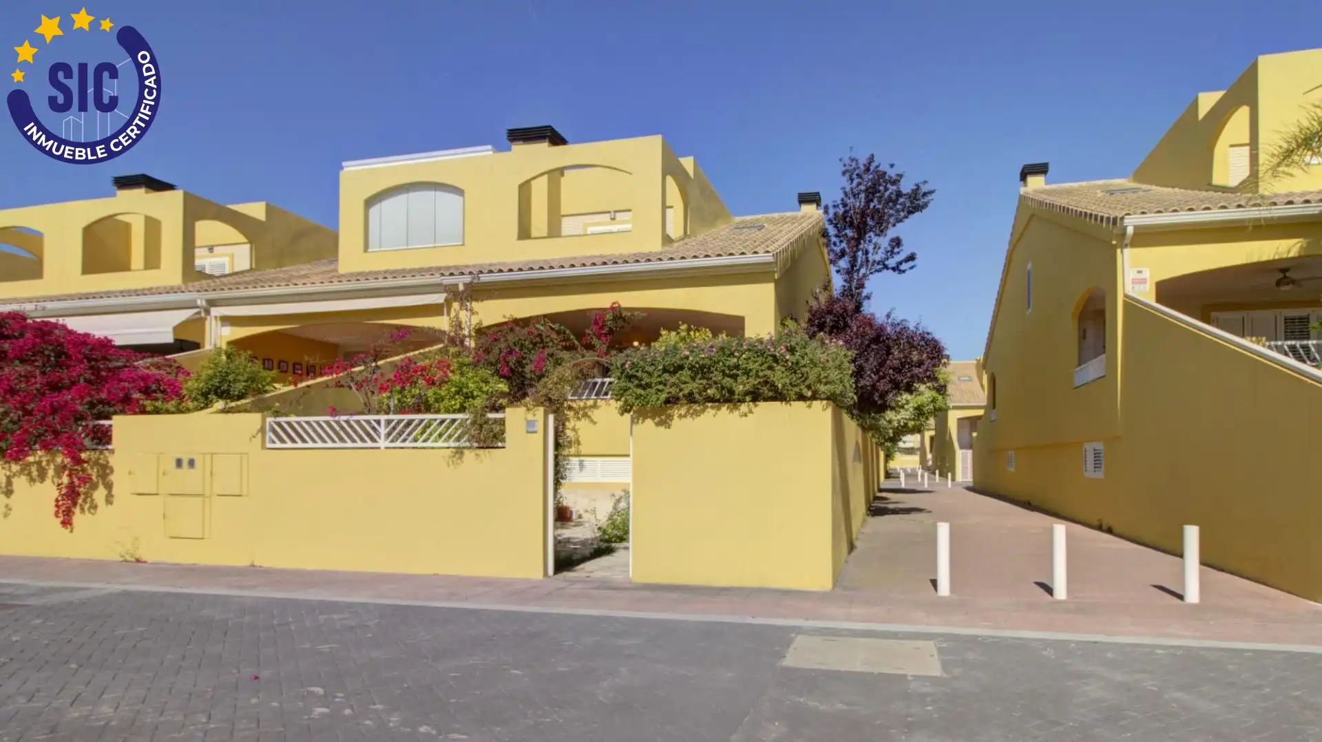 Vista exterior de Casa adosada en venda en Sagunto / Sagunt amb Aire condicionat, Calefacció i Jardí privat