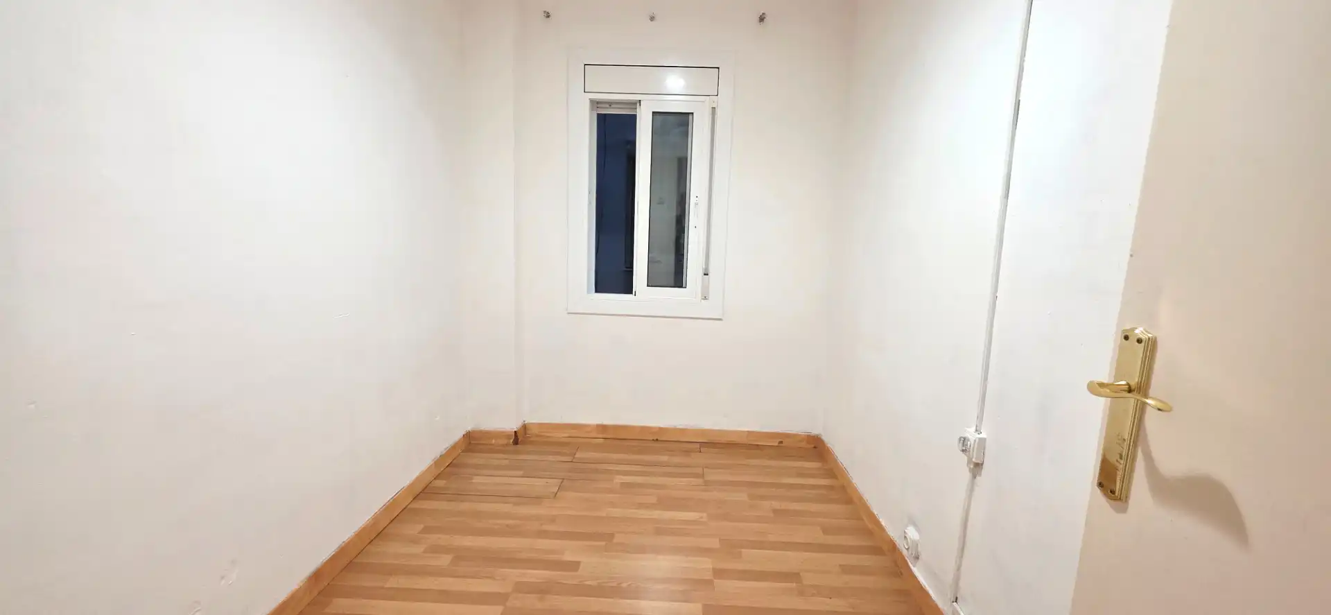 Schlafzimmer von Wohnung zum Verkauf in Barcelona mit Ofen, Balkon und Alarm