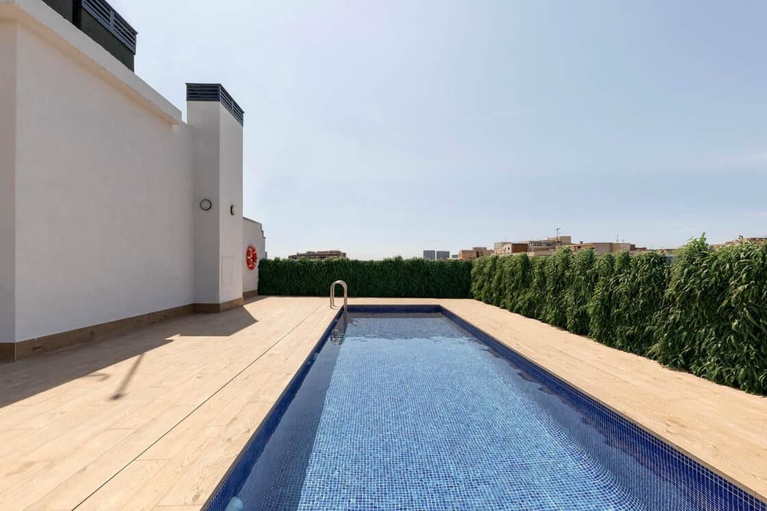 Swimming pool of Flat for sale in L'Hospitalet de Llobregat  with Heating, Terrace and Community pool