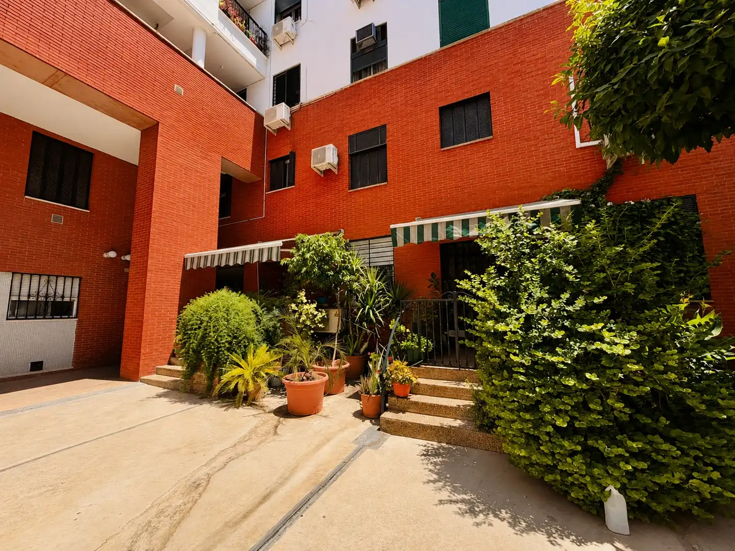 Exterior view of Duplexes for sale in Sevilla  with Air Conditioner and Terrace