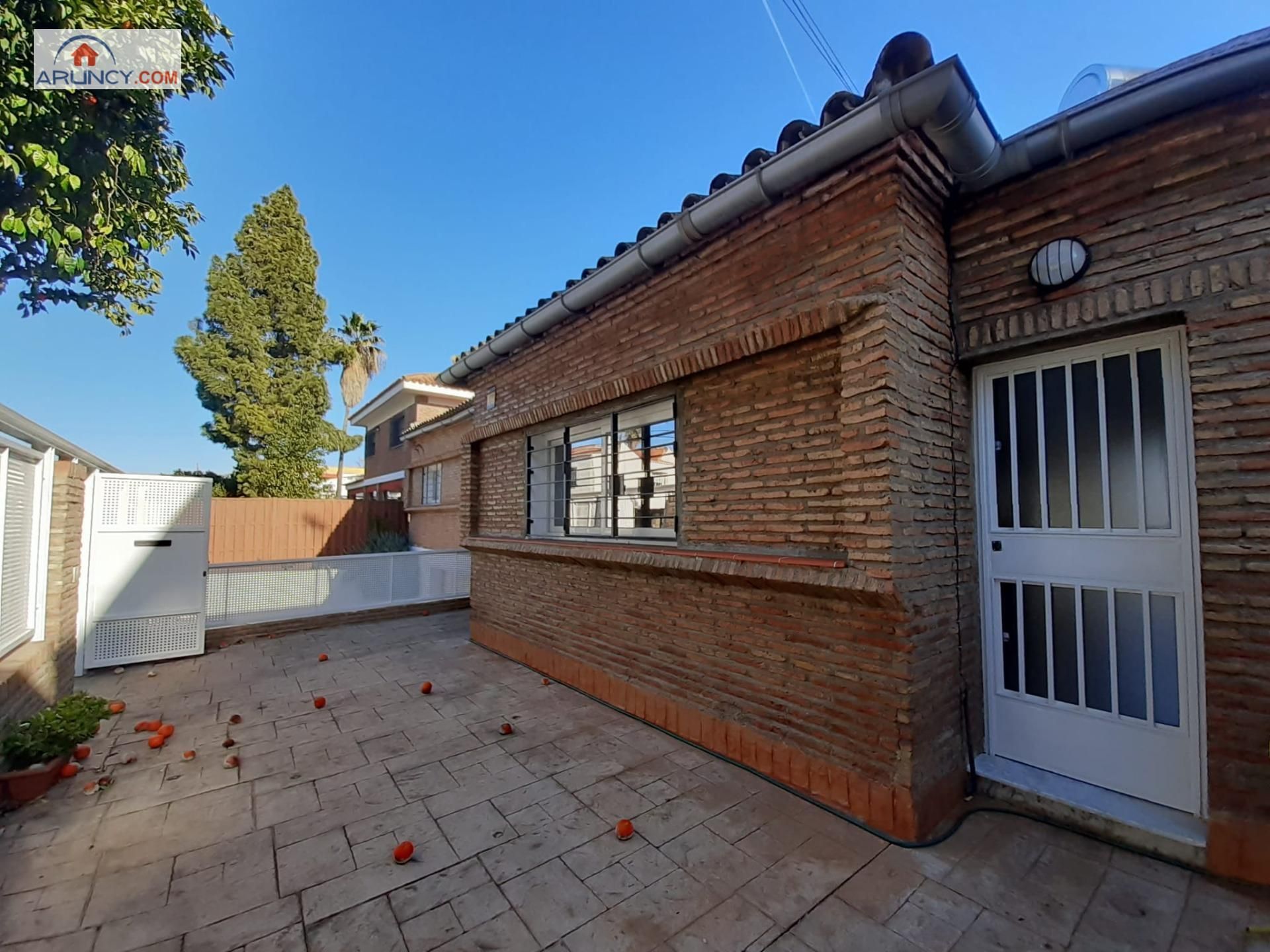 Vista exterior de Casa o xalet en venda en  Sevilla Capital amb Calefacció, Jardí privat i Terrassa