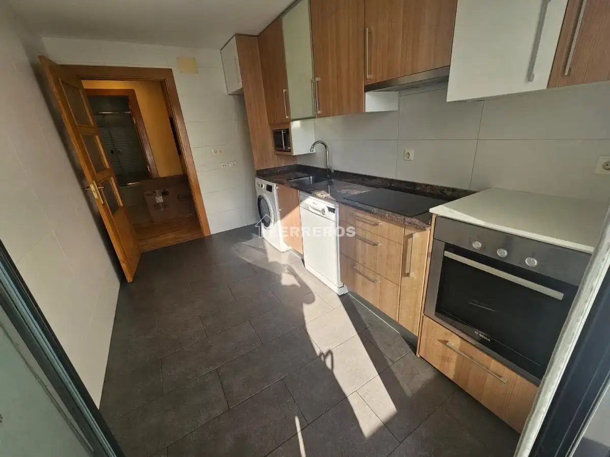 Cuina de Pis en venda en  Logroño amb Calefacció, Parquet i Traster
