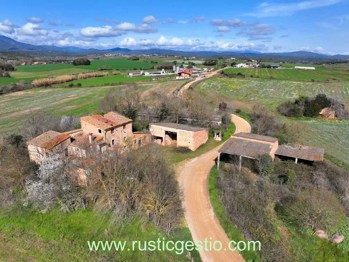 Vista exterior de Finca rústica en venda en Navata amb Jardí privat