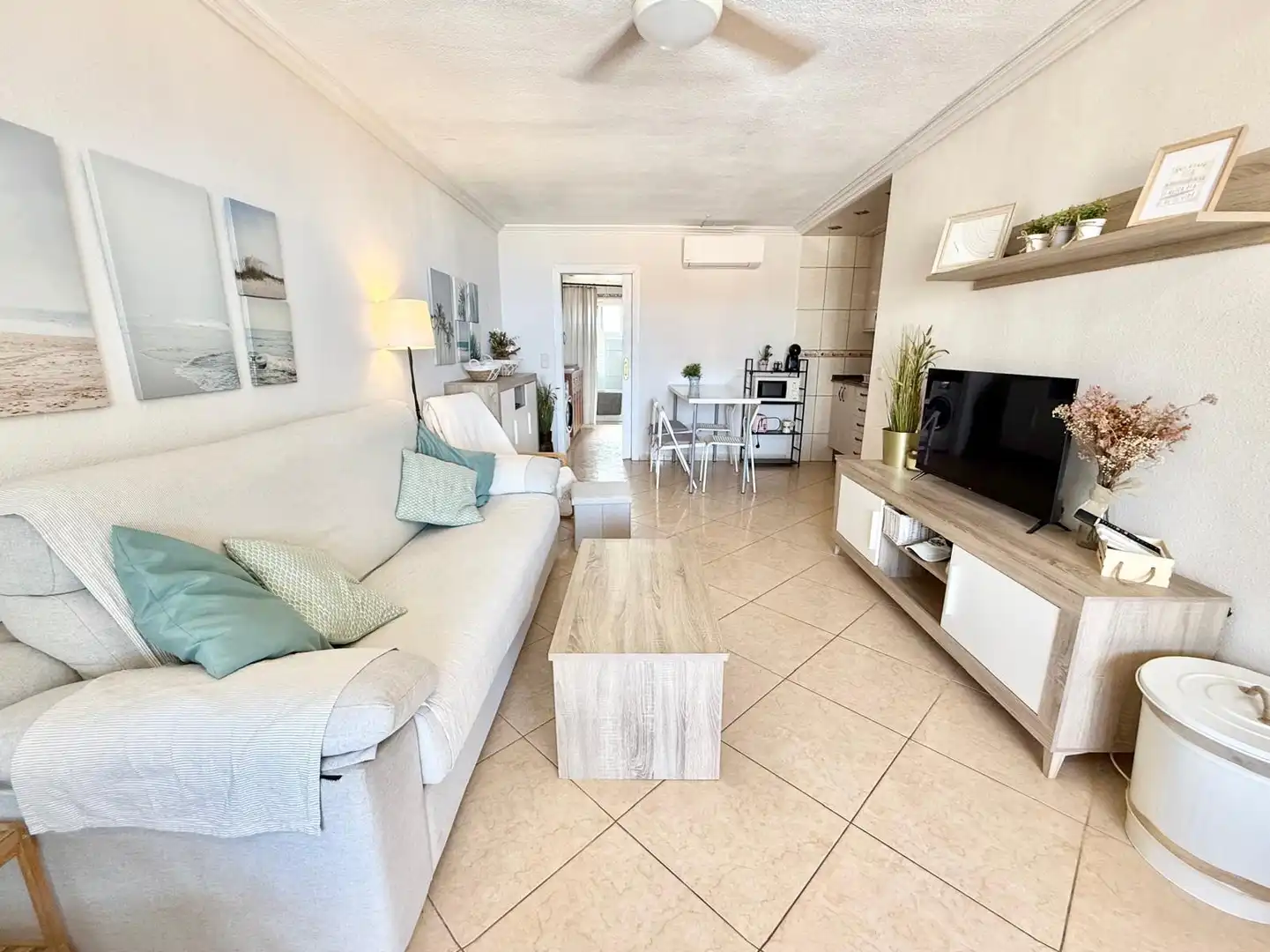 Sala de estar de Apartamento de alquiler en La Manga del Mar Menor con Aire acondicionado, Calefacción y Piscina