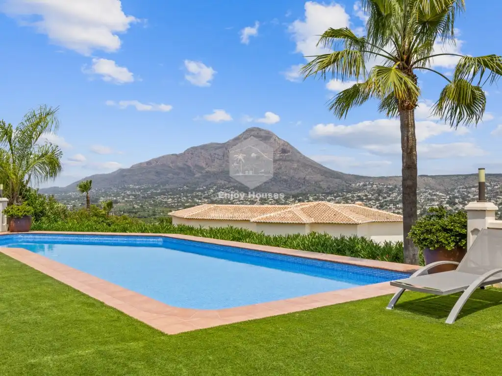 Casa amb piscina en venda a Partides comunes - Adsubia