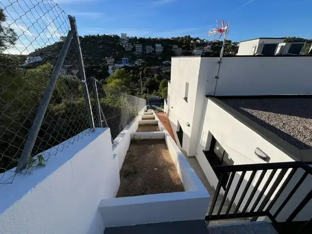 Vista exterior de Casa o xalet en venda en Calafell amb Aire condicionat, Calefacció i Jardí privat