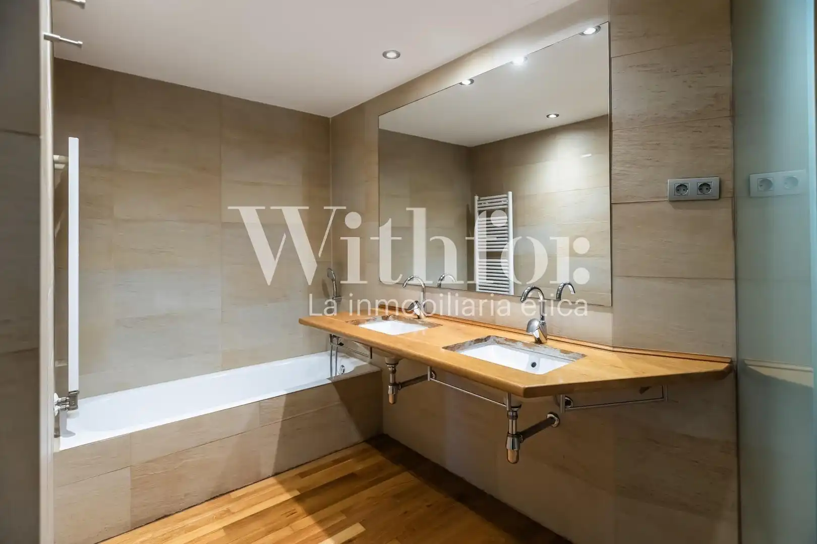 Bathroom of Attic for sale in Barcelona  with Air Conditioner, Heating and Terrace