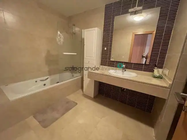 Baño de Apartamento en venta en Sotogrande con Aire acondicionado, Calefacción y Terraza