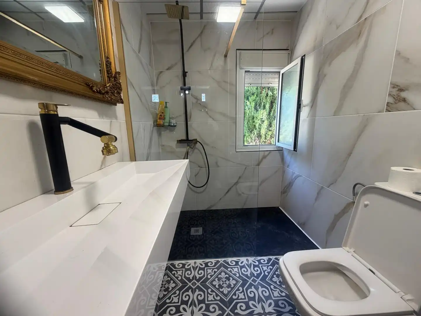 Bany de Casa o xalet en venda en Elche / Elx amb Aire condicionat, Jardí privat i Terrassa