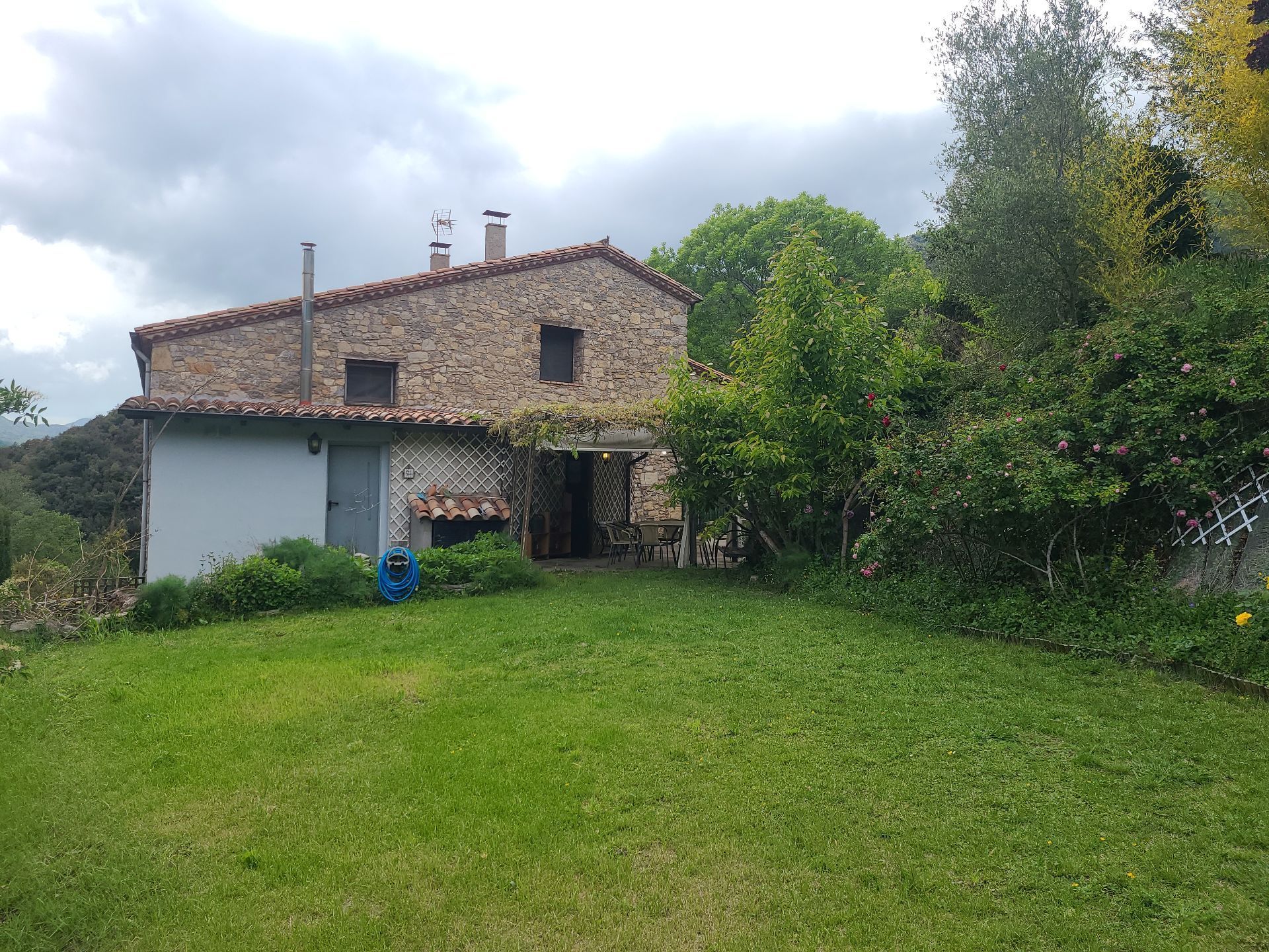 Jardí de Finca rústica en venda en Sant Joan Les Fonts amb Aire condicionat, Calefacció i Jardí privat