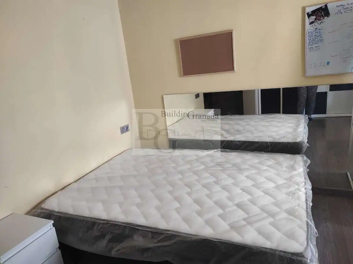 Habitación de Ático de alquiler en Granada con Calefacción, Amueblado y Microondas