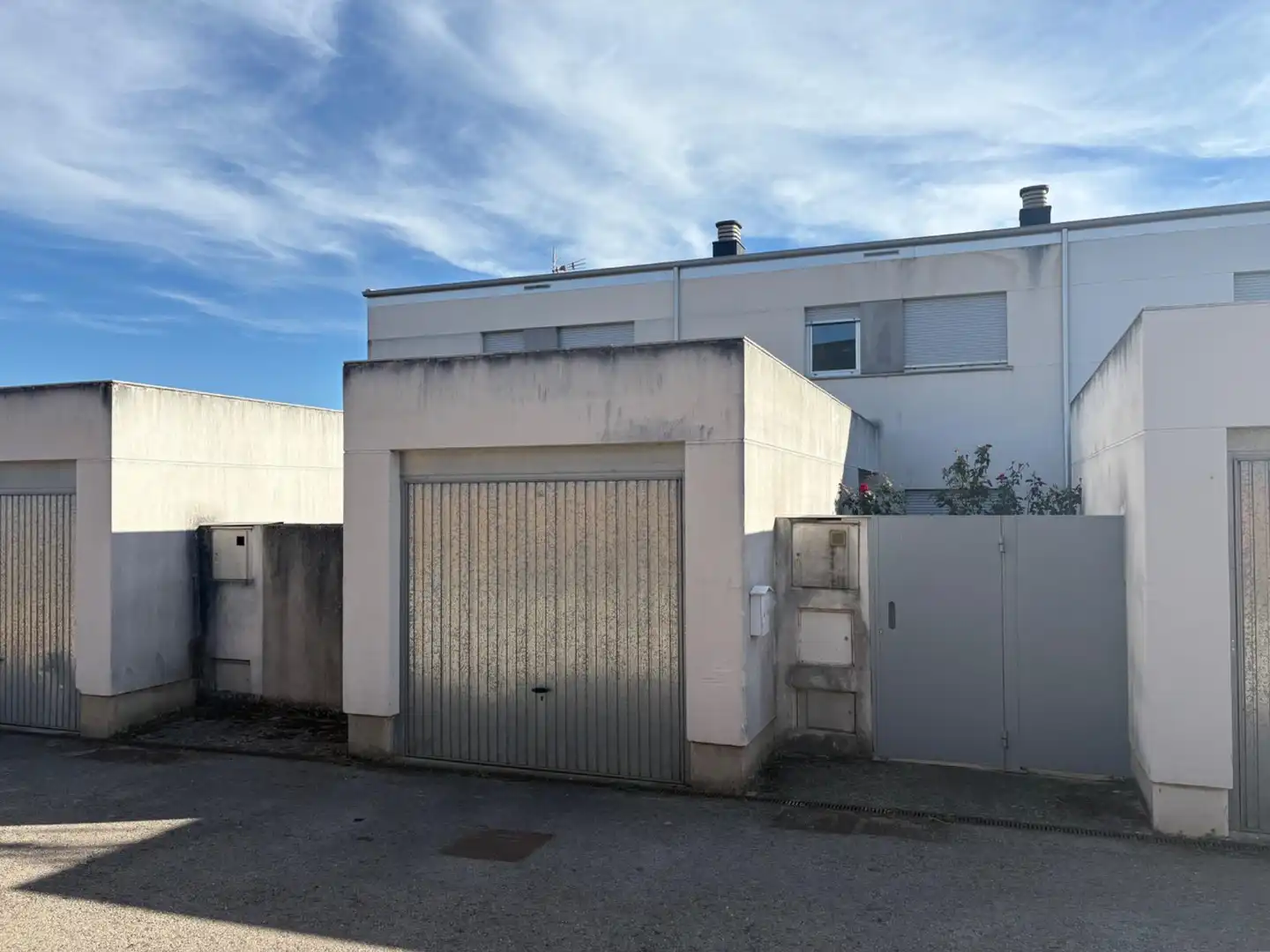 Vista exterior de Casa adosada en venda en Arganza amb Jardí privat