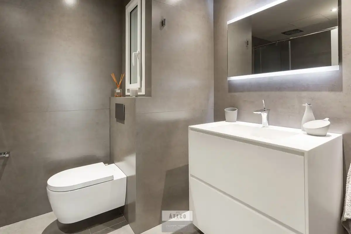 Badezimmer von Dachboden zum Verkauf in Barcelona mit Klimaanlage, Heizung und Terrasse