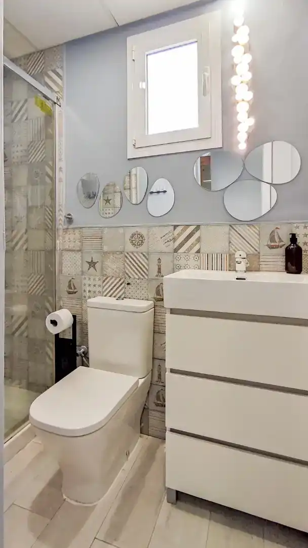 Badezimmer von Dachboden zur Miete in Málaga mit Klimaanlage, Abstellraum und Möbliert