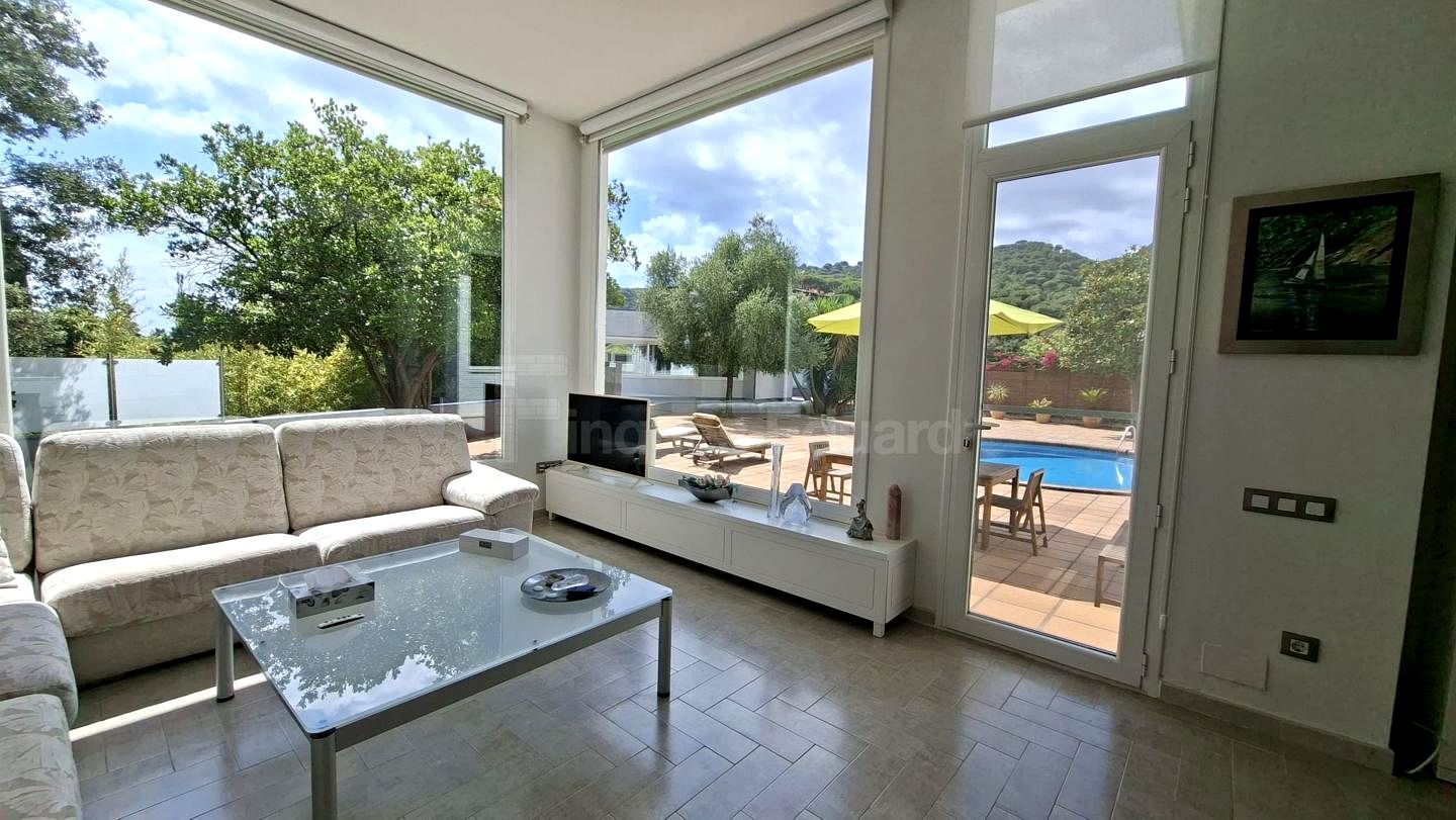 Sala d'estar de Casa o xalet en venda en Argentona amb Calefacció, Jardí privat i Piscina