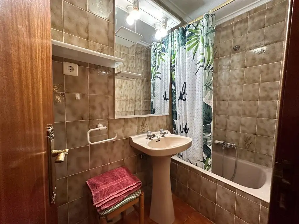Bathroom of Flat for rent in Santander  with Heating, Parquet flooring and Furnished