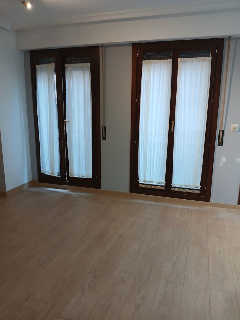 Dormitori de Apartament de lloguer en  Zaragoza Capital amb Calefacció, Parquet i Forn
