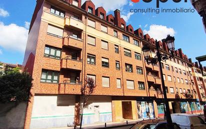 Vista exterior de Pis en venda en Oviedo  amb Calefacció, Parquet i Balcó