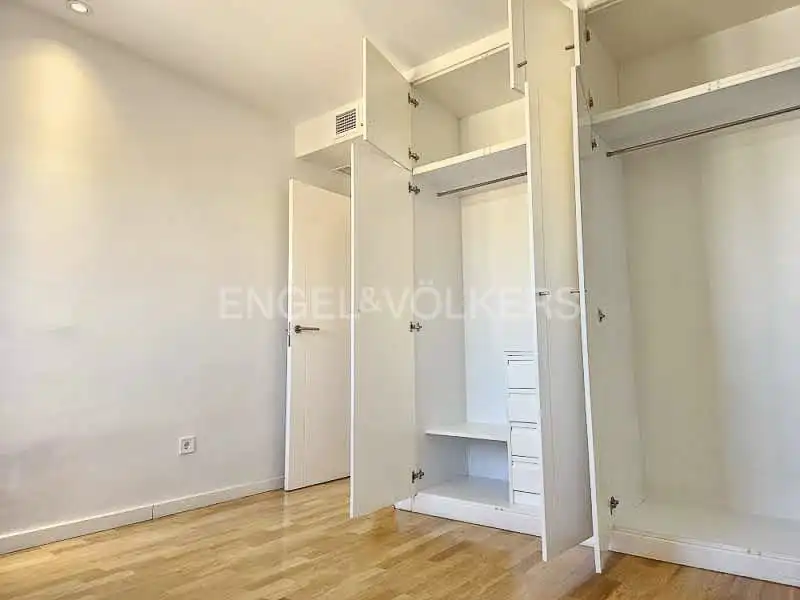 Schlafzimmer von Dachboden zur Miete in Madrid mit Klimaanlage, Heizung und Terrasse