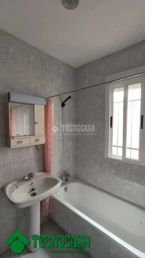 Badezimmer von Einfamilien-Reihenhaus zum Verkauf in La Puebla de Montalbán mit Heizung, Privatgarten und Terrasse