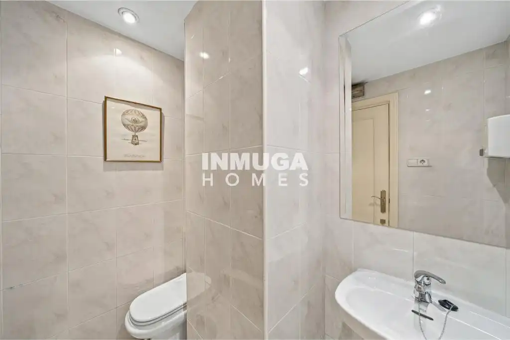 Bathroom of Flat for sale in Madrid  with Air Conditioner, Heating and Storage room