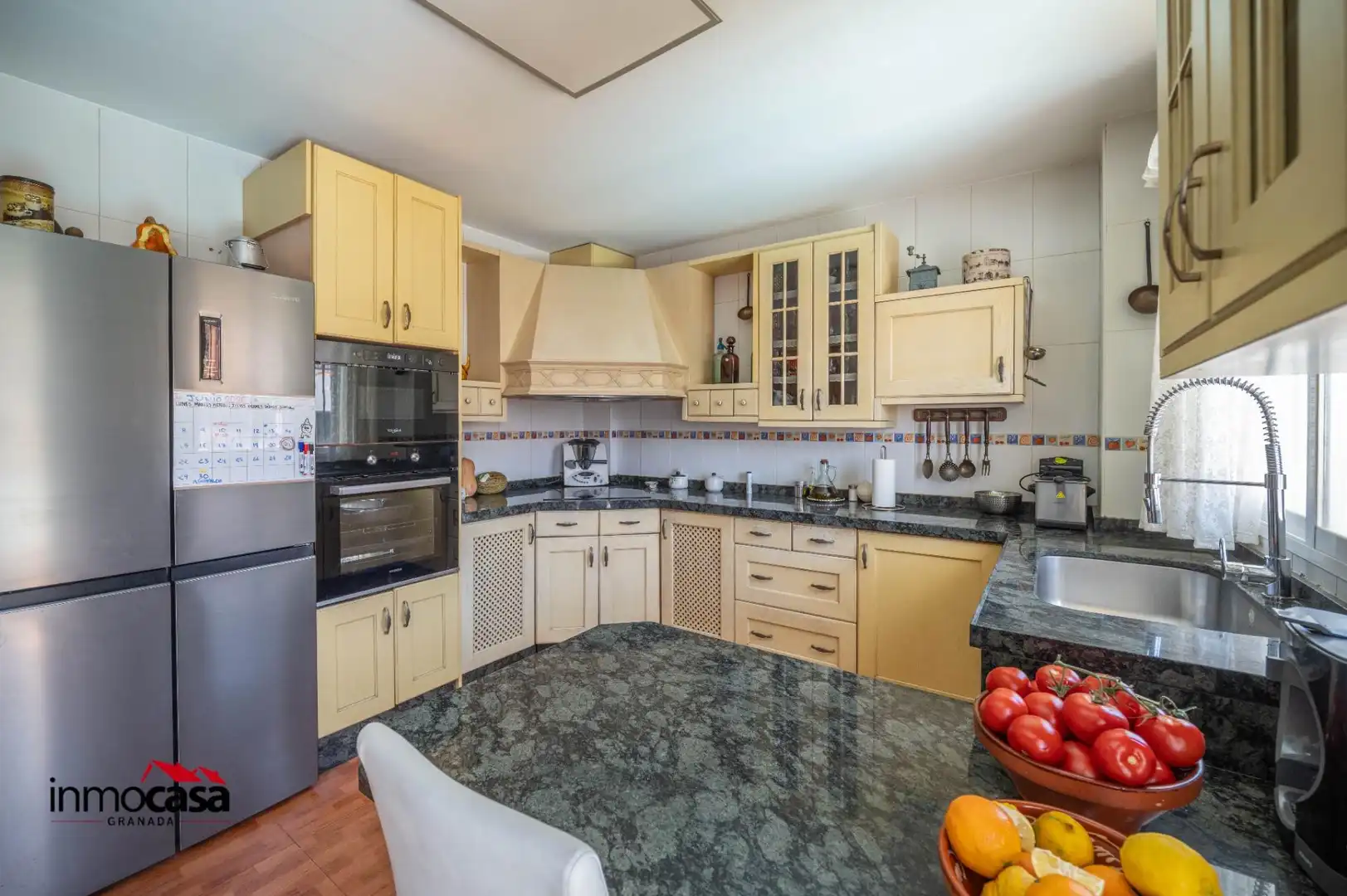 Cocina de Casa adosada en venta en Jun con Aire acondicionado, Jardín privado y Piscina