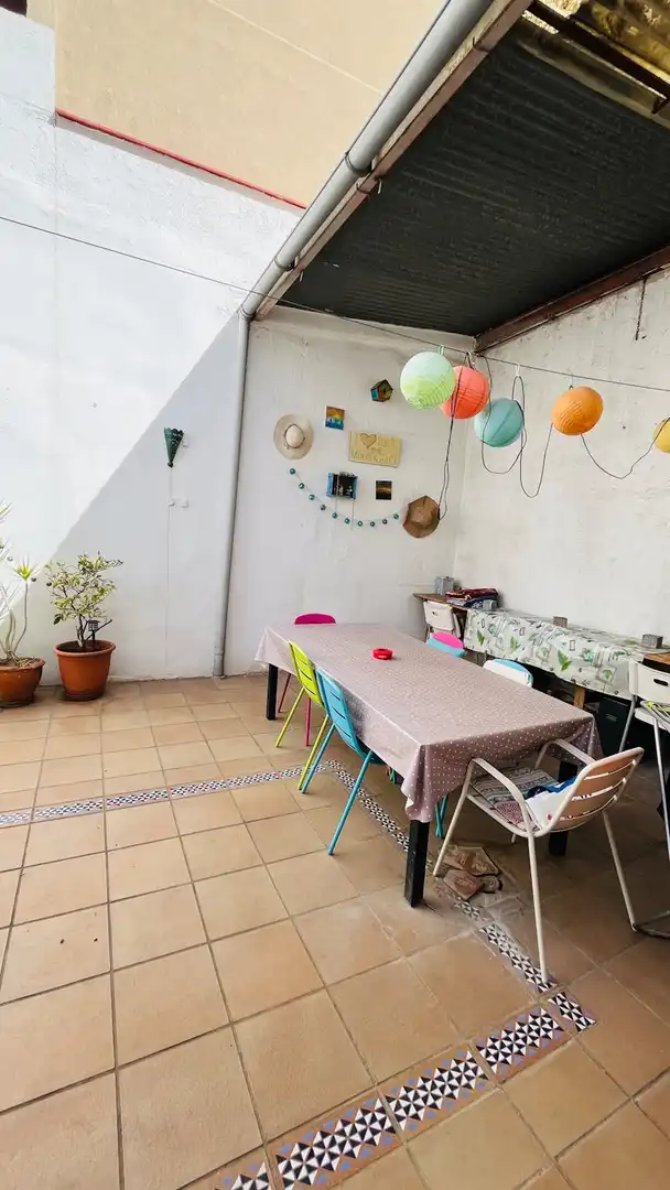 Menjador de Pis per a compartir en Barcelona amb Jardí privat