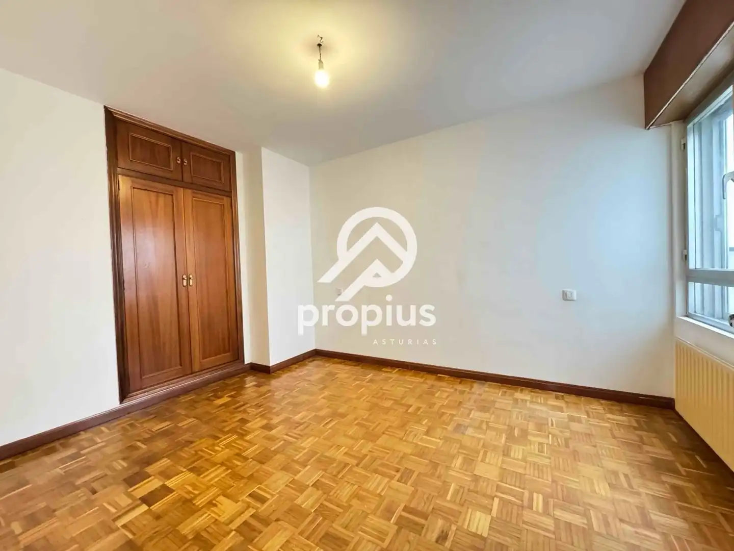 Habitación de Piso en venta en Oviedo  con Calefacción, Parquet y Terraza