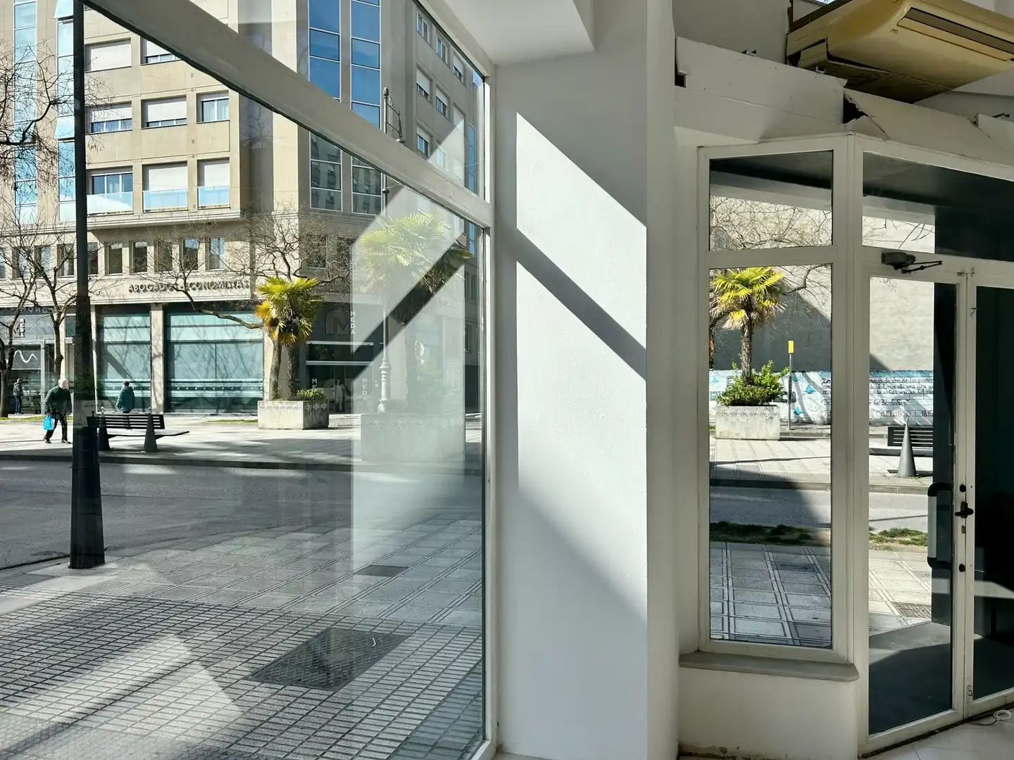 Vista exterior de Local en venda en Ponferrada amb Aire condicionat