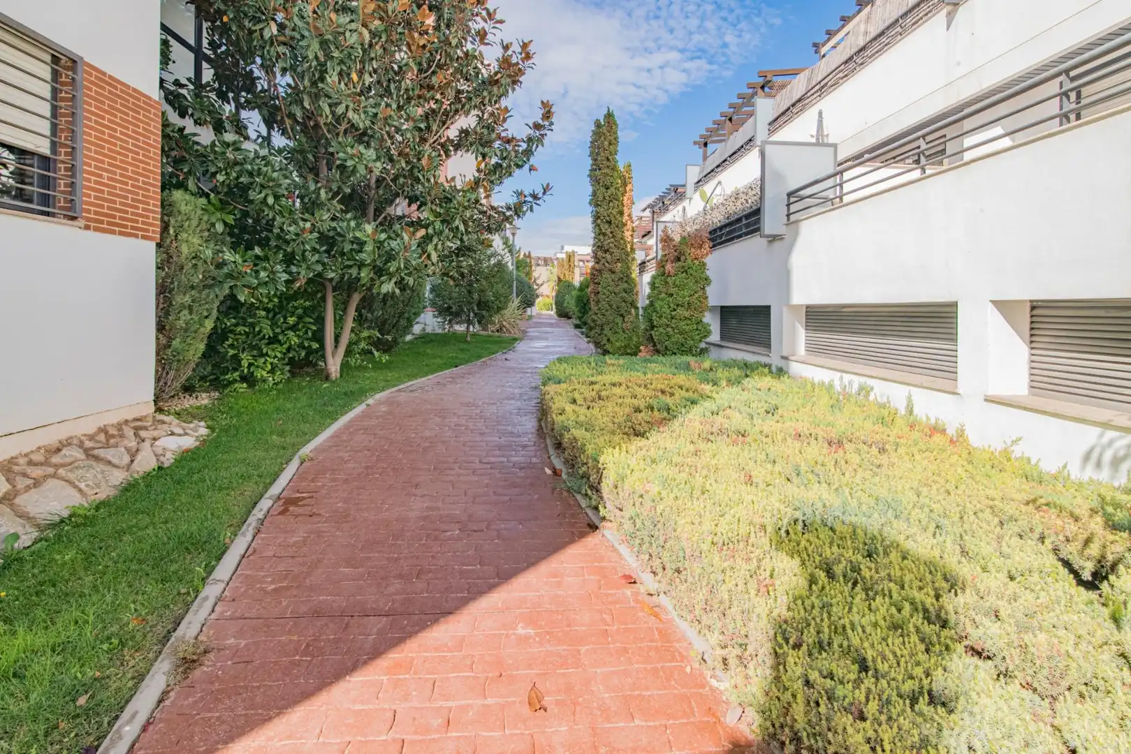 Vista exterior de Pis en venda en Albolote amb Jardí privat, Terrassa i Moblat