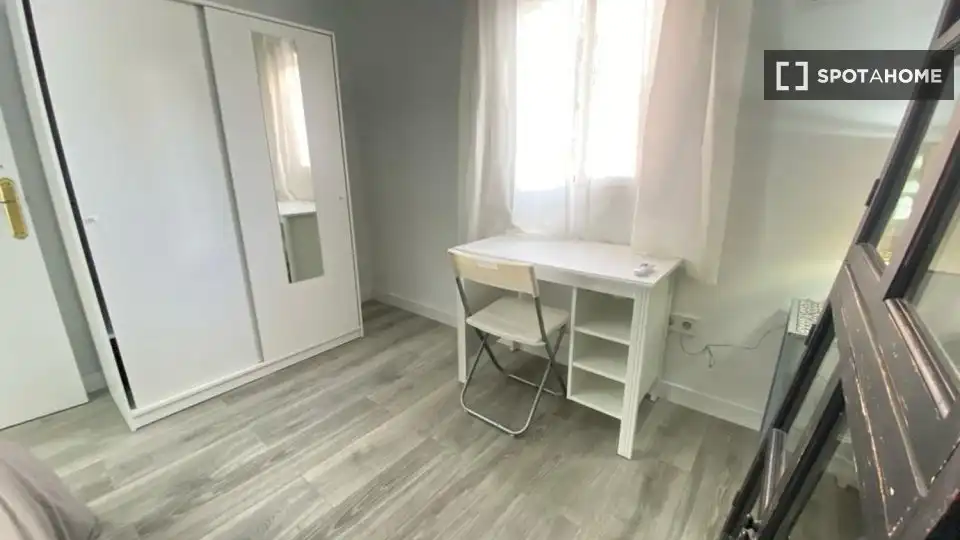 Bedroom of Flat for share in Madrid  with Air Conditioner, Terrace and Furnished