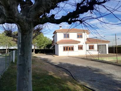 Vista exterior de Casa o xalet en venda en Villares de la Reina amb Terrassa