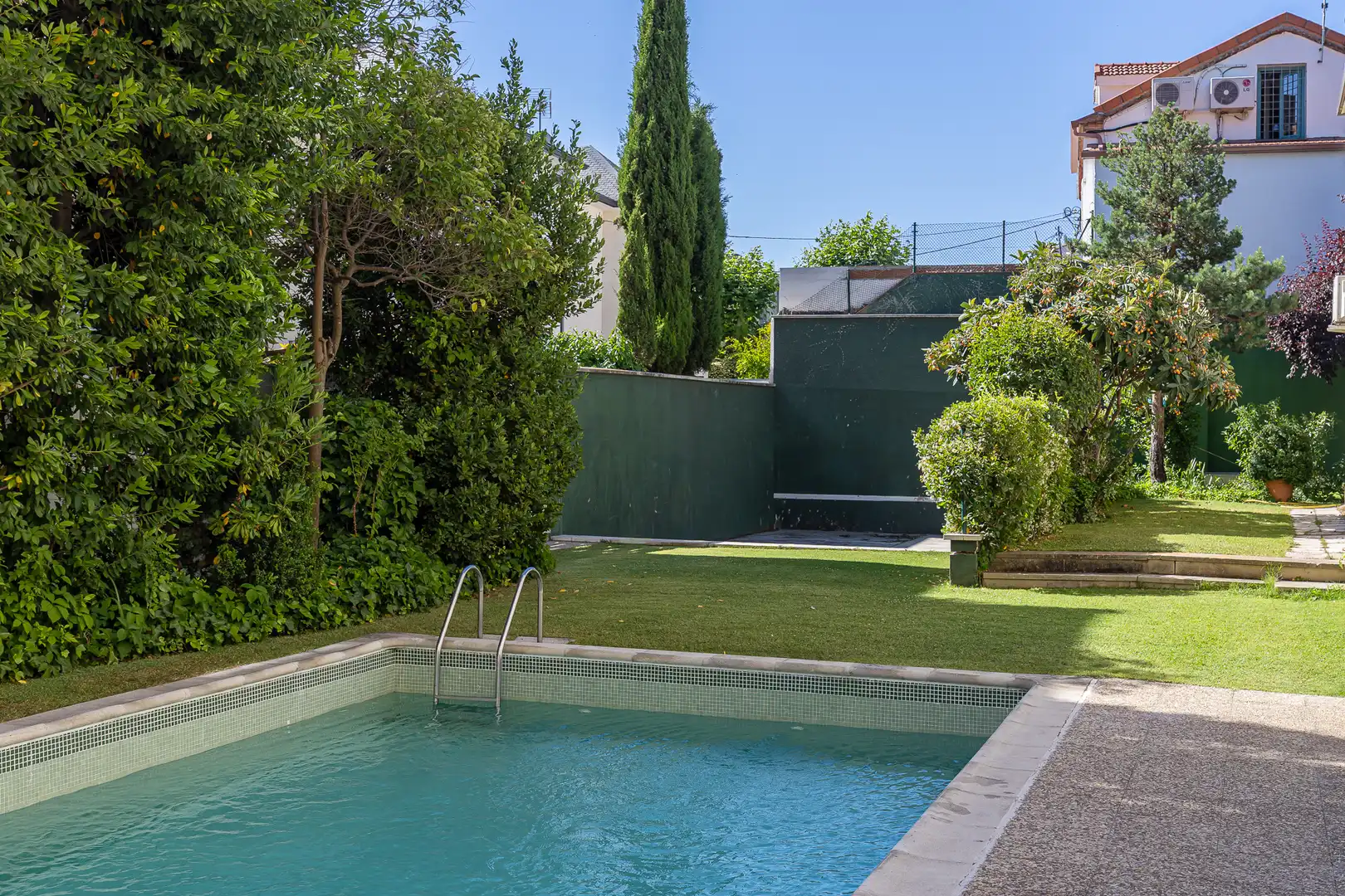Schwimmbecken von Wohnung zum Verkauf in Madrid mit Klimaanlage, Heizung und Privatgarten