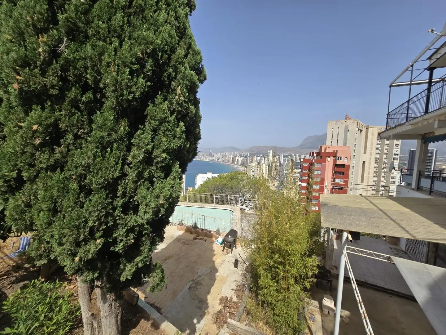 Außenansicht von Haus oder Chalet zum Verkauf in Benidorm mit Privatgarten, Terrasse und Abstellraum