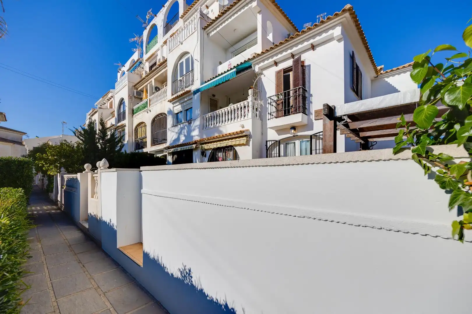 Vista exterior de Casa o xalet en venda en Torrevieja amb Aire condicionat, Jardí privat i Moblat