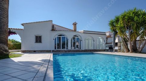 Estupendo chalet de una sola planta con amarre de 17m