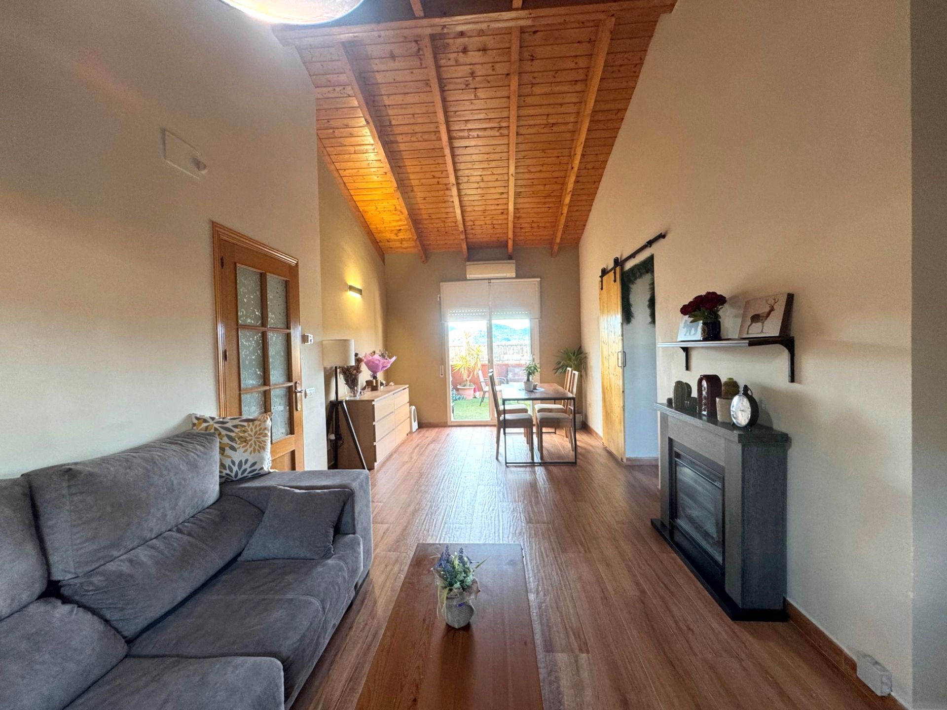 Sala d'estar de Àtic en venda en Viladecavalls amb Aire condicionat, Terrassa i Piscina comunitària
