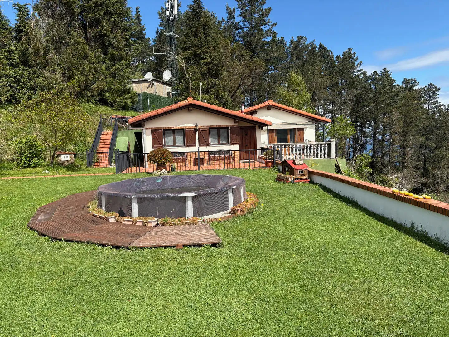 Vista exterior de Casa o xalet en venda en Mutriku amb Jardí privat, Piscina i Moblat