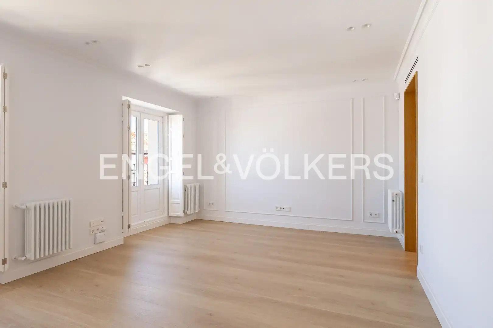 Living room of Flat for sale in Madrid  with Air Conditioner, Heating and Storage room