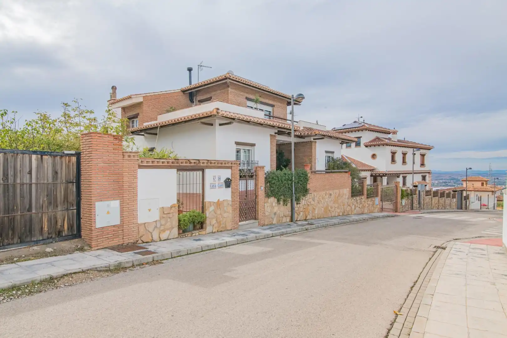 Vista exterior de Casa o xalet en venda en La Zubia amb Calefacció, Jardí privat i Terrassa
